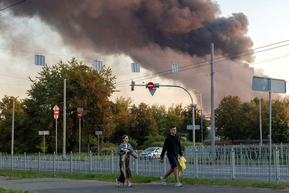 <p>Predsjednik Ukrajine Volodimir Zelenski izjavio je da je napad dronovima i raketama ubio četvoro ljudi i izazvao razaranja širom sjevera, juga i istoka zemlje, uključujući gradove Zaporožje, Krivi Rog i Odesu, kao i oblasti Sumi i Černigovsk</p>  <p>Ukrajinska premijerka Julija Sviridenko rekla je da je ovo prvi put tokom rata da je pogođena glavna zgrada vlade u Kijevu, što predstavlja simboličan udarac dobro branjenom dijelu grada</p>