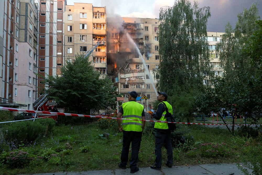 <p>Predsjednik Ukrajine Volodimir Zelenski izjavio je da je napad dronovima i raketama ubio četvoro ljudi i izazvao razaranja širom sjevera, juga i istoka zemlje, uključujući gradove Zaporožje, Krivi Rog i Odesu, kao i oblasti Sumi i Černigovsk</p>  <p>Ukrajinska premijerka Julija Sviridenko rekla je da je ovo prvi put tokom rata da je pogođena glavna zgrada vlade u Kijevu, što predstavlja simboličan udarac dobro branjenom dijelu grada</p>