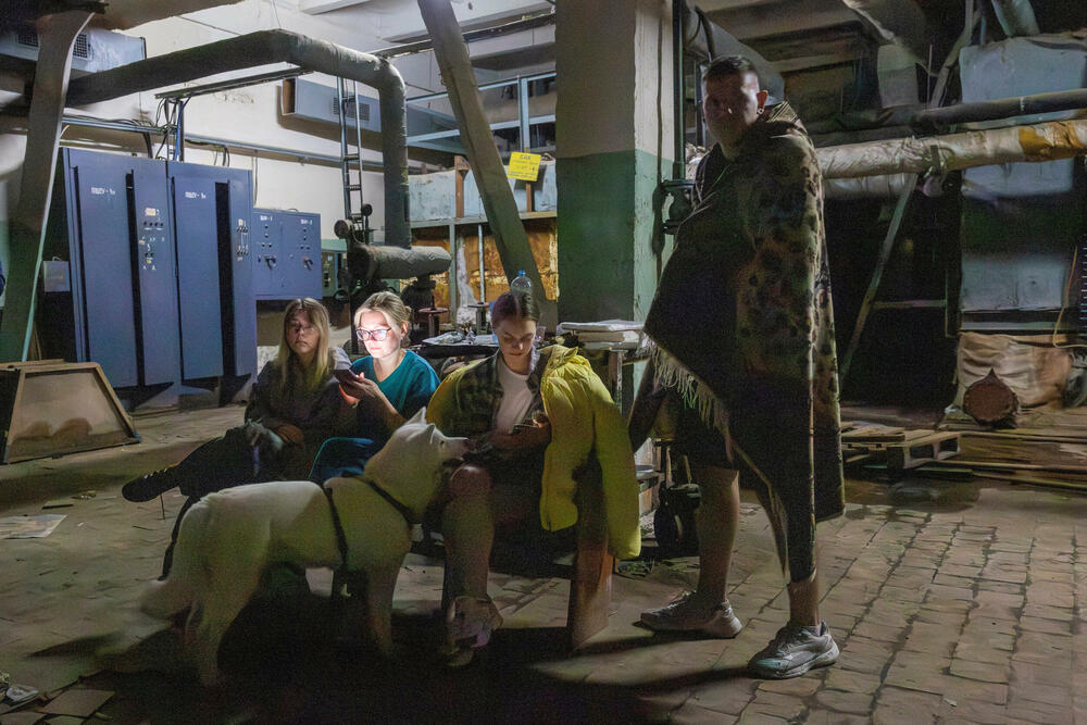 <p>Predsjednik Ukrajine Volodimir Zelenski izjavio je da je napad dronovima i raketama ubio četvoro ljudi i izazvao razaranja širom sjevera, juga i istoka zemlje, uključujući gradove Zaporožje, Krivi Rog i Odesu, kao i oblasti Sumi i Černigovsk</p>  <p>Ukrajinska premijerka Julija Sviridenko rekla je da je ovo prvi put tokom rata da je pogođena glavna zgrada vlade u Kijevu, što predstavlja simboličan udarac dobro branjenom dijelu grada</p>