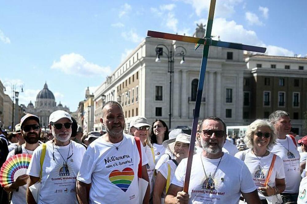 Hodočasnici prolaze kroz sveta vrata bazilike Svetog Petra tokom LGBTQ+ jubileja u Vatikanu, Foto: AFP via Getty Images