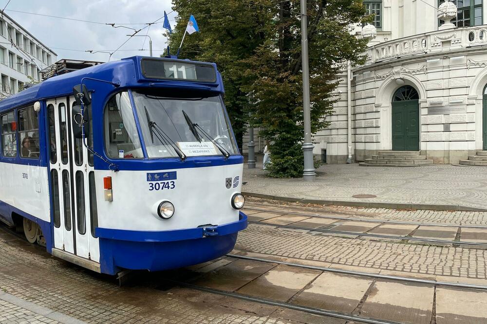Tramvaj broj 11 prolazi pored Narodnog pozorišta u Rigi, Foto: Nemanja Mitrović