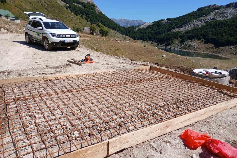 Kontrolna kućica gleda na Rikavačko jezero, Foto: AUZP