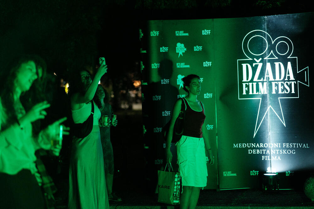 <p>Da Džada film fest ostane prostor susreta i dijaloga, gdje film otvara pitanja i povezuje ljude, ali i šalje snažne poruke koje su glasnije od svakog vida nasilja ili netrpeljivosti po bilo kom osnovu, želja je organizatora festivala, ističe za “Vijesti” direktorica Nina Lončar</p>