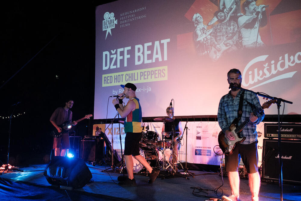 <p>Da Džada film fest ostane prostor susreta i dijaloga, gdje film otvara pitanja i povezuje ljude, ali i šalje snažne poruke koje su glasnije od svakog vida nasilja ili netrpeljivosti po bilo kom osnovu, želja je organizatora festivala, ističe za “Vijesti” direktorica Nina Lončar</p>