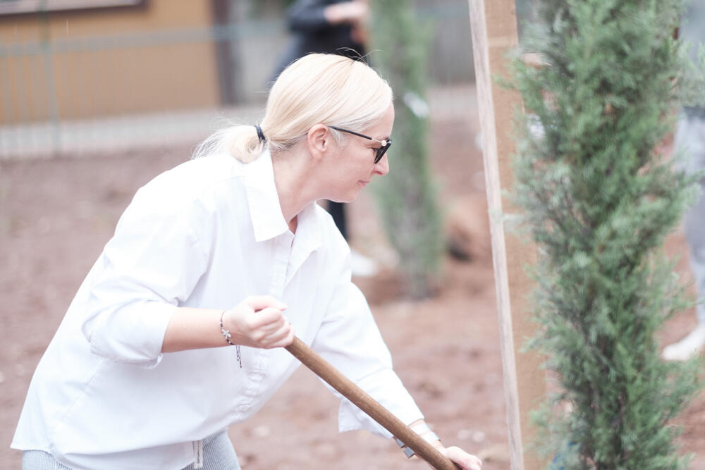 <p>Da Džada film fest ostane prostor susreta i dijaloga, gdje film otvara pitanja i povezuje ljude, ali i šalje snažne poruke koje su glasnije od svakog vida nasilja ili netrpeljivosti po bilo kom osnovu, želja je organizatora festivala, ističe za “Vijesti” direktorica Nina Lončar</p>