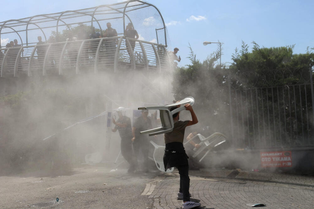 <p>Dramatični snimci sukoba oko barikada označili su najnovije poglavlje u gotovo godinu dana dugom obračunu sa glavnom opozicionom CHP, tokom kojeg su stotine članova partije uhapšene i zatvorene, navodi Rojters</p>