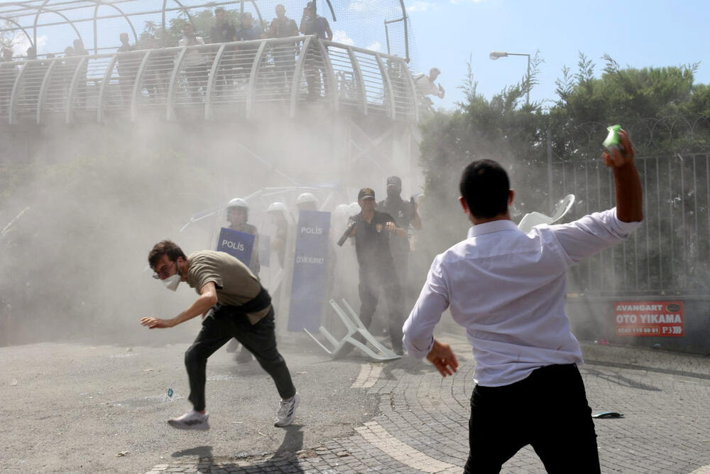 <p>Dramatični snimci sukoba oko barikada označili su najnovije poglavlje u gotovo godinu dana dugom obračunu sa glavnom opozicionom CHP, tokom kojeg su stotine članova partije uhapšene i zatvorene, navodi Rojters</p>