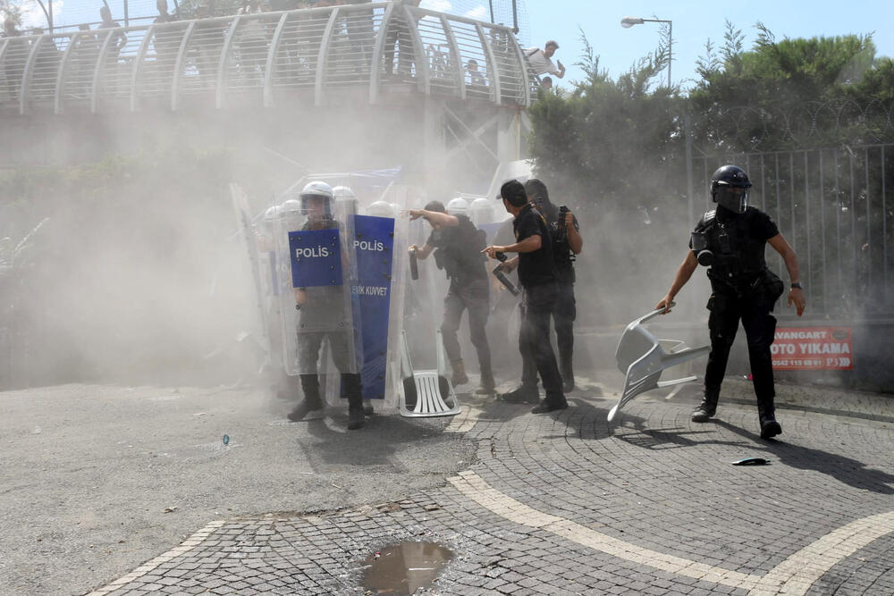 <p>Dramatični snimci sukoba oko barikada označili su najnovije poglavlje u gotovo godinu dana dugom obračunu sa glavnom opozicionom CHP, tokom kojeg su stotine članova partije uhapšene i zatvorene, navodi Rojters</p>