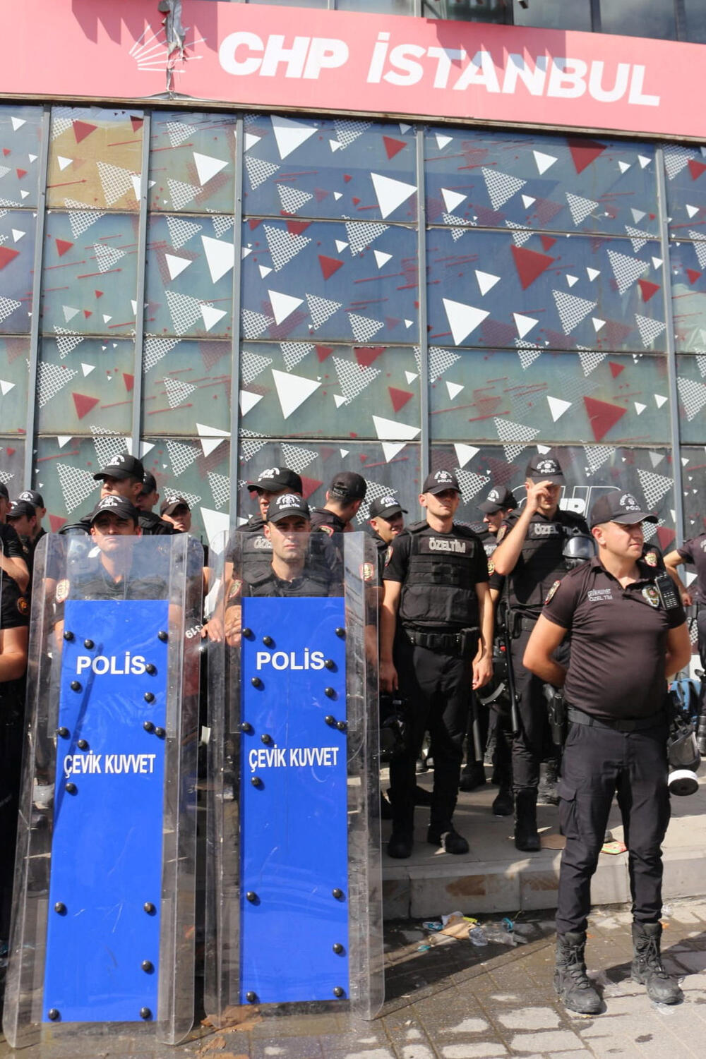 <p>Dramatični snimci sukoba oko barikada označili su najnovije poglavlje u gotovo godinu dana dugom obračunu sa glavnom opozicionom CHP, tokom kojeg su stotine članova partije uhapšene i zatvorene, navodi Rojters</p>