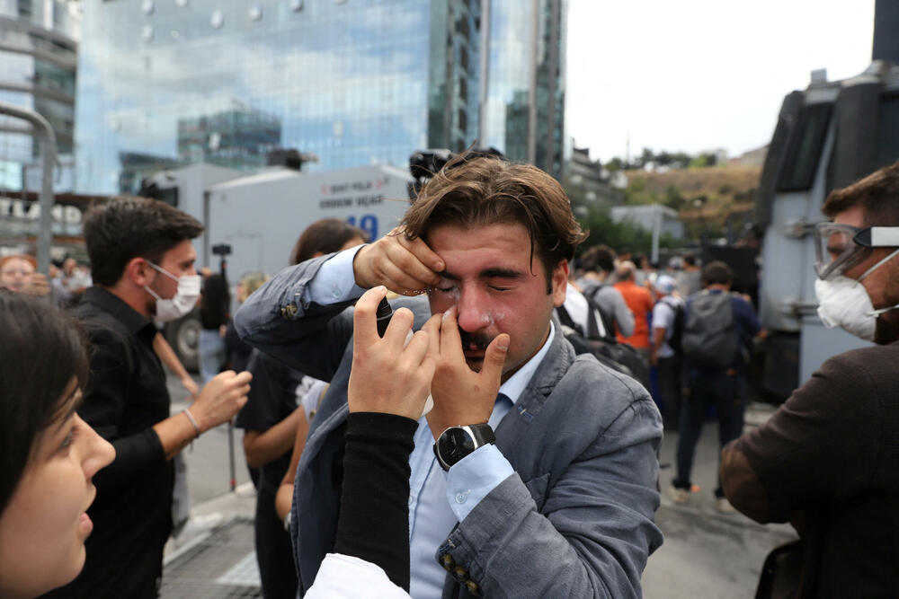 <p>Dramatični snimci sukoba oko barikada označili su najnovije poglavlje u gotovo godinu dana dugom obračunu sa glavnom opozicionom CHP, tokom kojeg su stotine članova partije uhapšene i zatvorene, navodi Rojters</p>