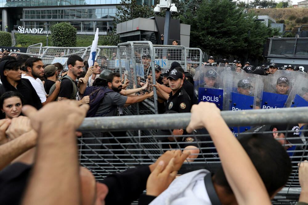 <p>Dramatični snimci sukoba oko barikada označili su najnovije poglavlje u gotovo godinu dana dugom obračunu sa glavnom opozicionom CHP, tokom kojeg su stotine članova partije uhapšene i zatvorene, navodi Rojters</p>
