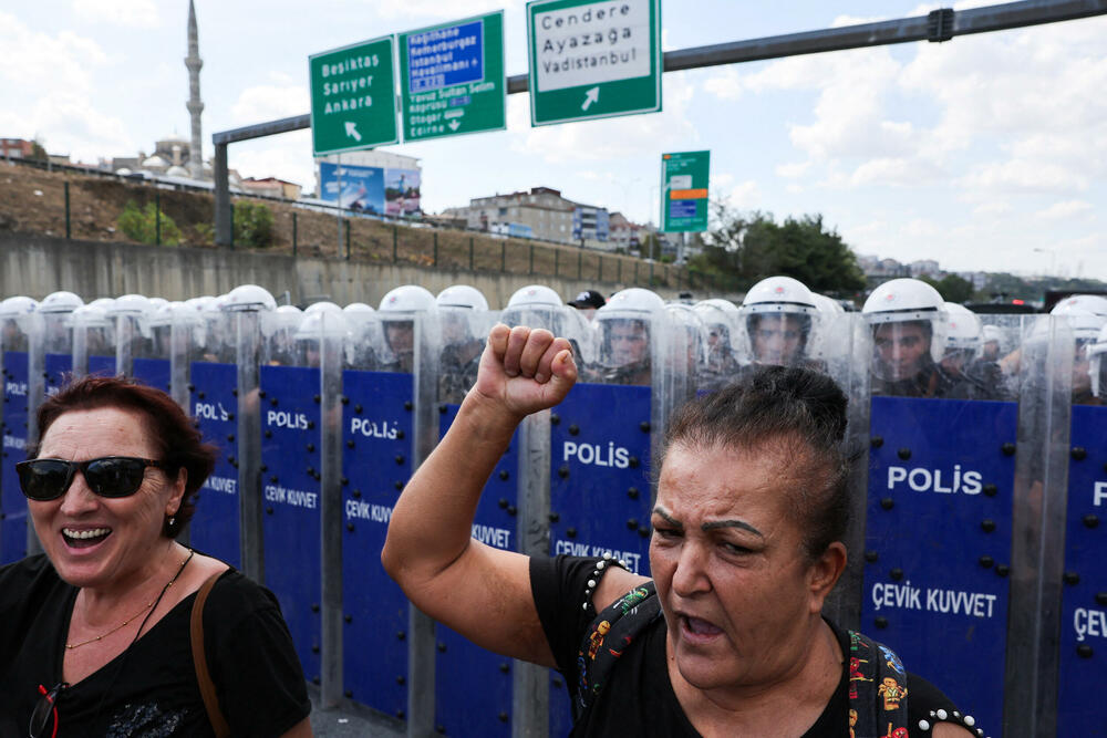<p>Dramatični snimci sukoba oko barikada označili su najnovije poglavlje u gotovo godinu dana dugom obračunu sa glavnom opozicionom CHP, tokom kojeg su stotine članova partije uhapšene i zatvorene, navodi Rojters</p>