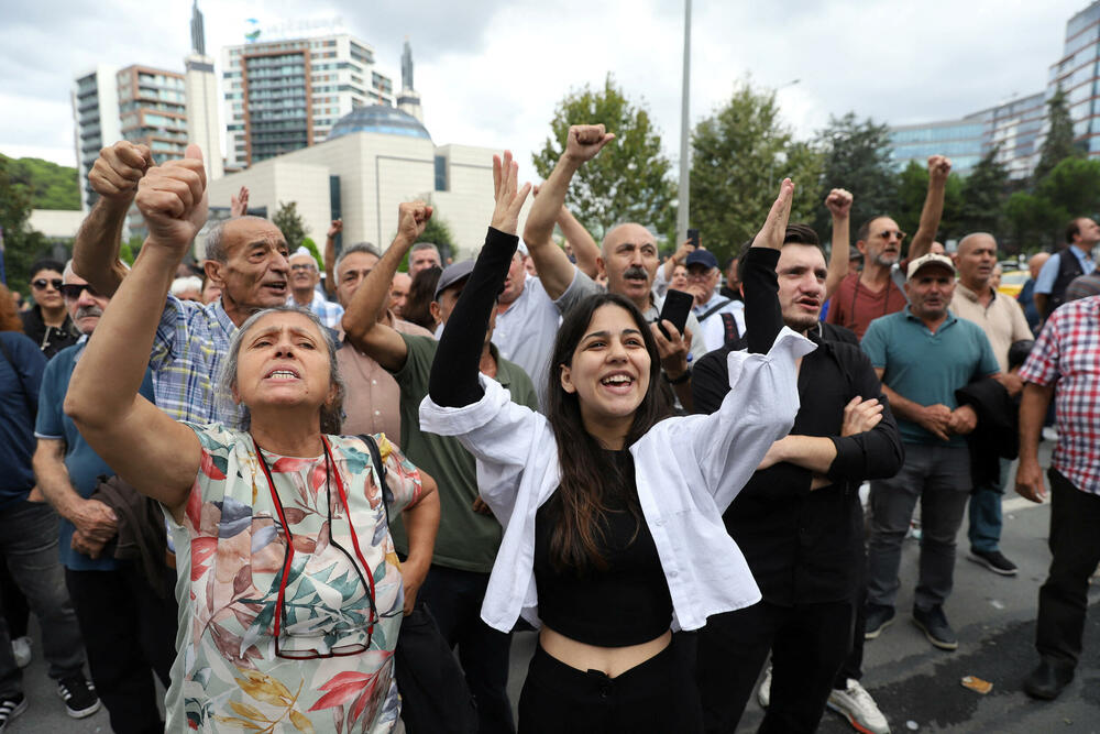 <p>Dramatični snimci sukoba oko barikada označili su najnovije poglavlje u gotovo godinu dana dugom obračunu sa glavnom opozicionom CHP, tokom kojeg su stotine članova partije uhapšene i zatvorene, navodi Rojters</p>