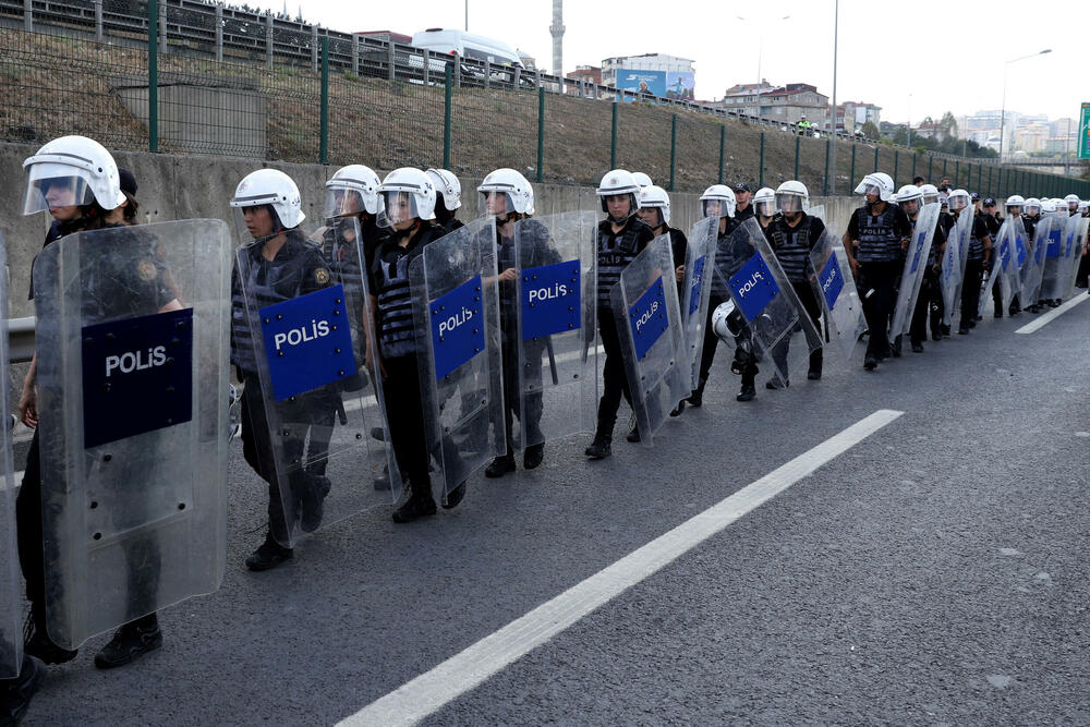 <p>Dramatični snimci sukoba oko barikada označili su najnovije poglavlje u gotovo godinu dana dugom obračunu sa glavnom opozicionom CHP, tokom kojeg su stotine članova partije uhapšene i zatvorene, navodi Rojters</p>