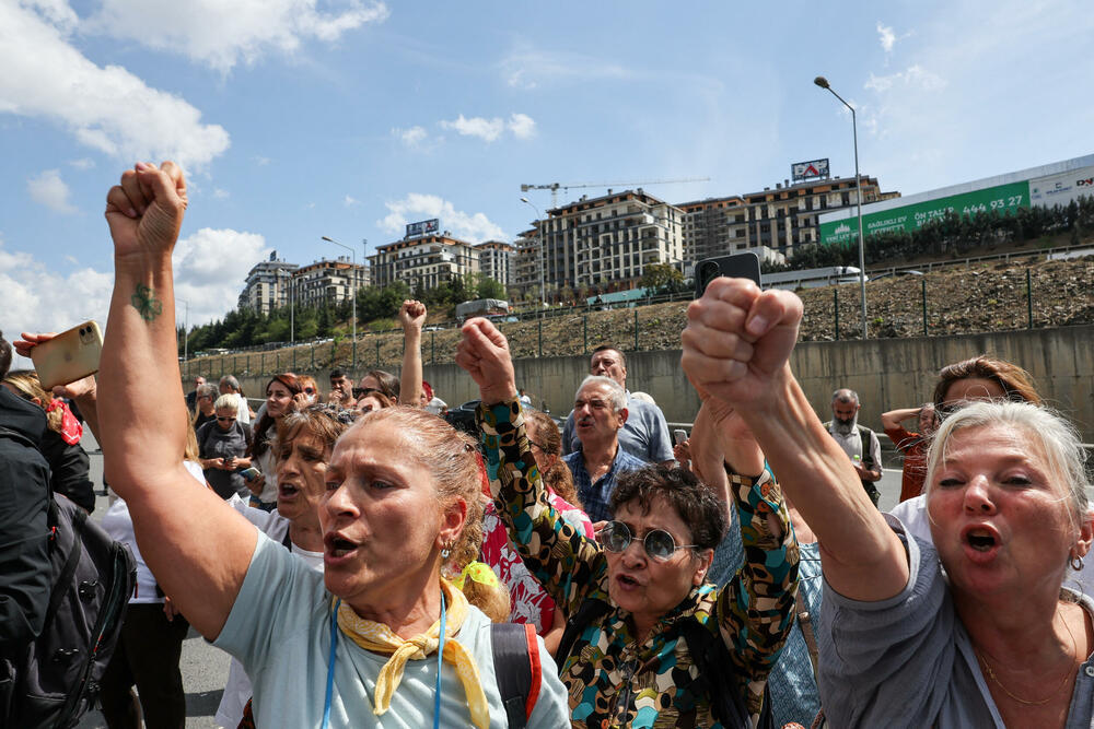 <p>Dramatični snimci sukoba oko barikada označili su najnovije poglavlje u gotovo godinu dana dugom obračunu sa glavnom opozicionom CHP, tokom kojeg su stotine članova partije uhapšene i zatvorene, navodi Rojters</p>