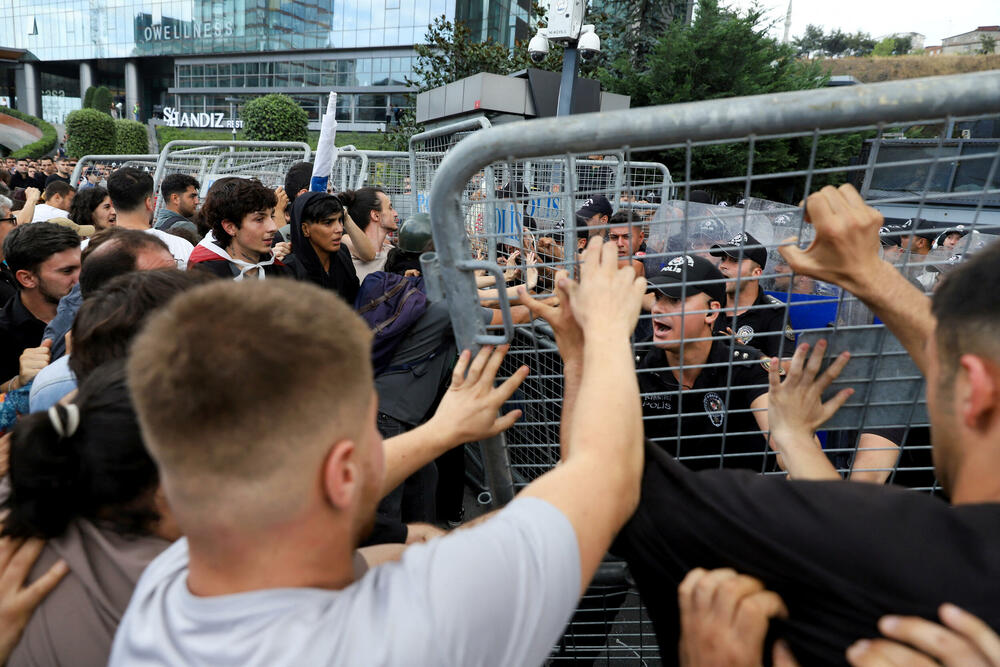 <p>Dramatični snimci sukoba oko barikada označili su najnovije poglavlje u gotovo godinu dana dugom obračunu sa glavnom opozicionom CHP, tokom kojeg su stotine članova partije uhapšene i zatvorene, navodi Rojters</p>