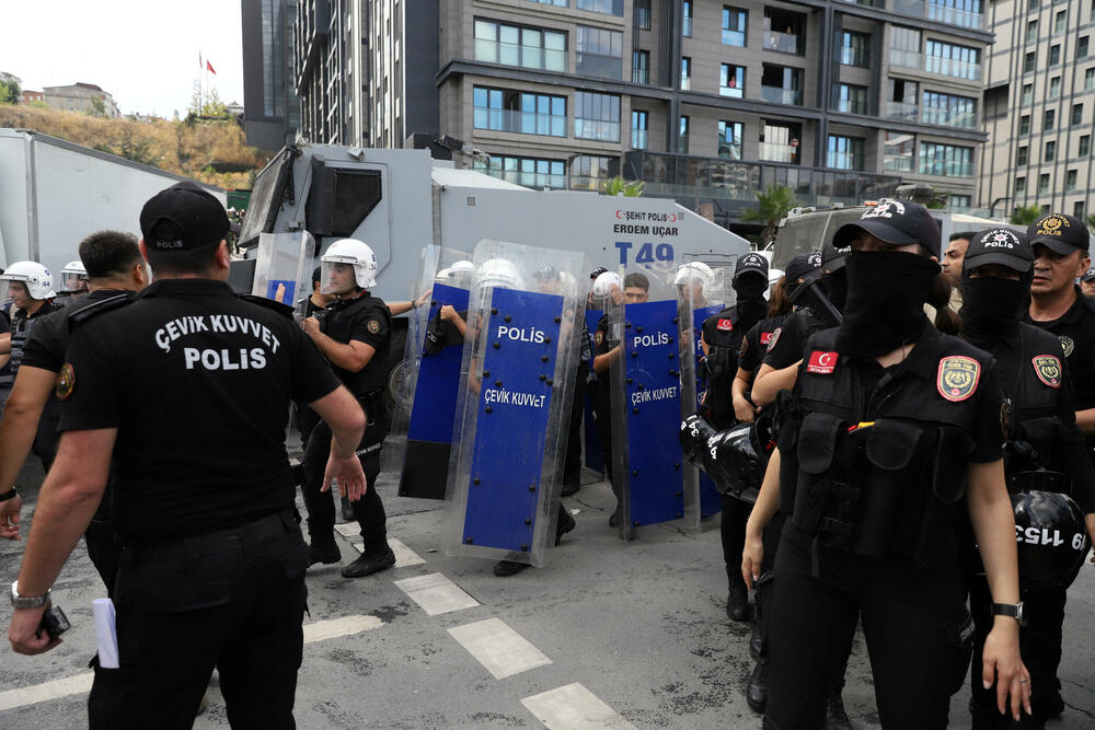 <p>Dramatični snimci sukoba oko barikada označili su najnovije poglavlje u gotovo godinu dana dugom obračunu sa glavnom opozicionom CHP, tokom kojeg su stotine članova partije uhapšene i zatvorene, navodi Rojters</p>