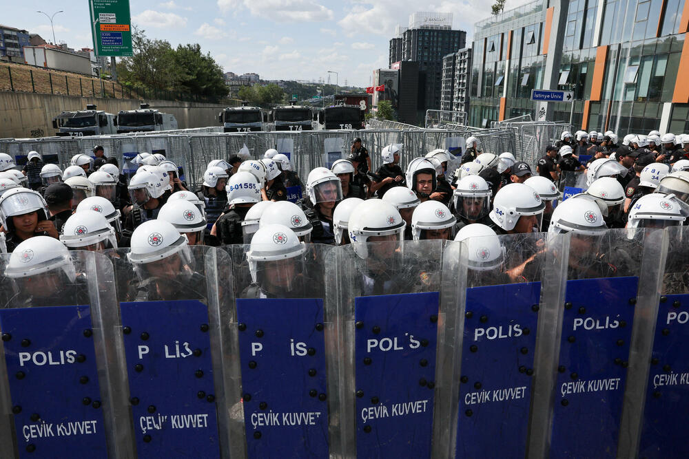 <p>Dramatični snimci sukoba oko barikada označili su najnovije poglavlje u gotovo godinu dana dugom obračunu sa glavnom opozicionom CHP, tokom kojeg su stotine članova partije uhapšene i zatvorene, navodi Rojters</p>