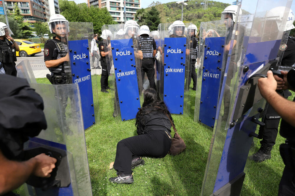 <p>Dramatični snimci sukoba oko barikada označili su najnovije poglavlje u gotovo godinu dana dugom obračunu sa glavnom opozicionom CHP, tokom kojeg su stotine članova partije uhapšene i zatvorene, navodi Rojters</p>