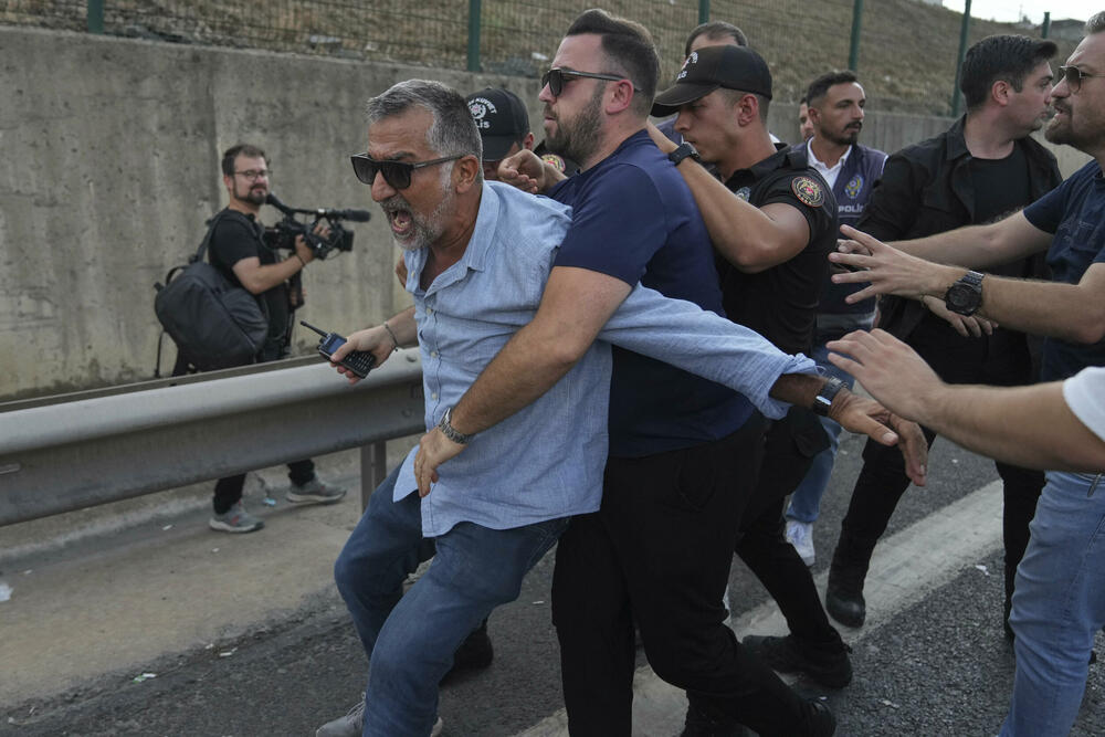 <p>Dramatični snimci sukoba oko barikada označili su najnovije poglavlje u gotovo godinu dana dugom obračunu sa glavnom opozicionom CHP, tokom kojeg su stotine članova partije uhapšene i zatvorene, navodi Rojters</p>