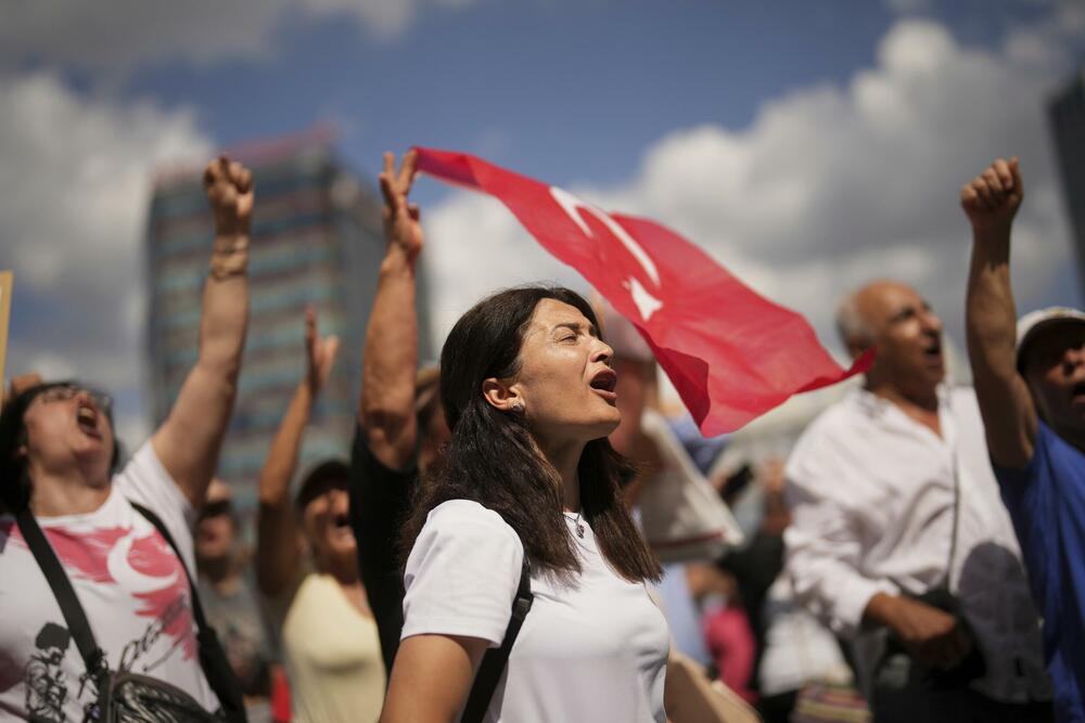 <p>Dramatični snimci sukoba oko barikada označili su najnovije poglavlje u gotovo godinu dana dugom obračunu sa glavnom opozicionom CHP, tokom kojeg su stotine članova partije uhapšene i zatvorene, navodi Rojters</p>