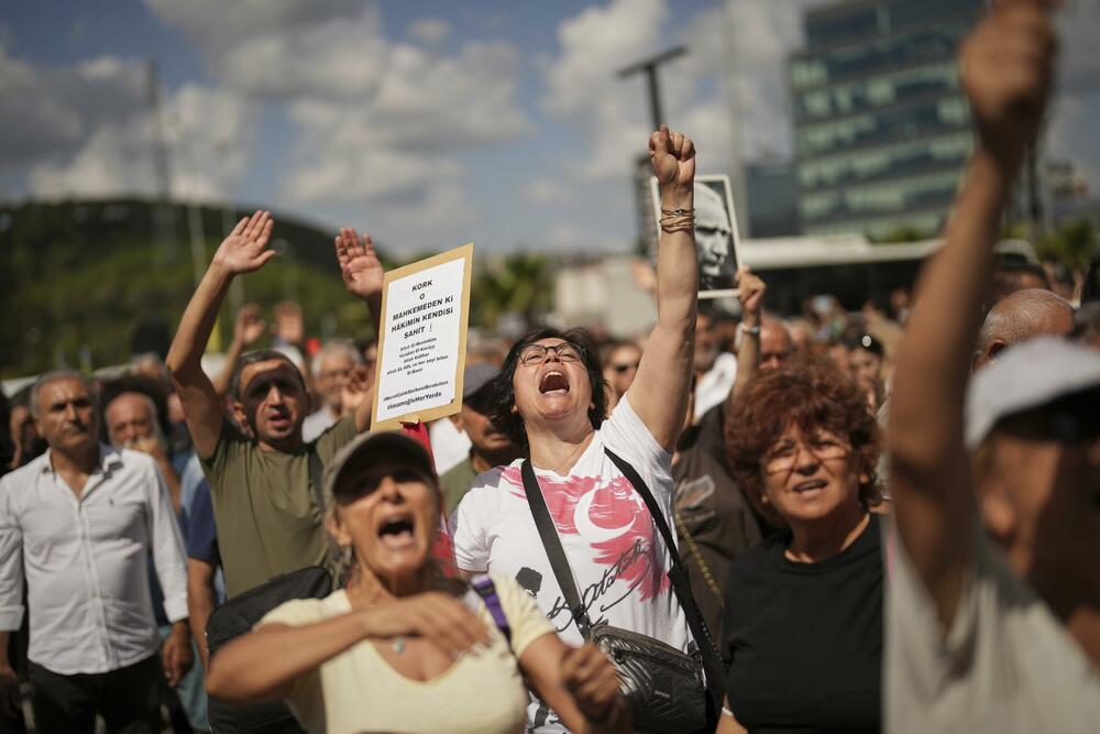 <p>Dramatični snimci sukoba oko barikada označili su najnovije poglavlje u gotovo godinu dana dugom obračunu sa glavnom opozicionom CHP, tokom kojeg su stotine članova partije uhapšene i zatvorene, navodi Rojters</p>