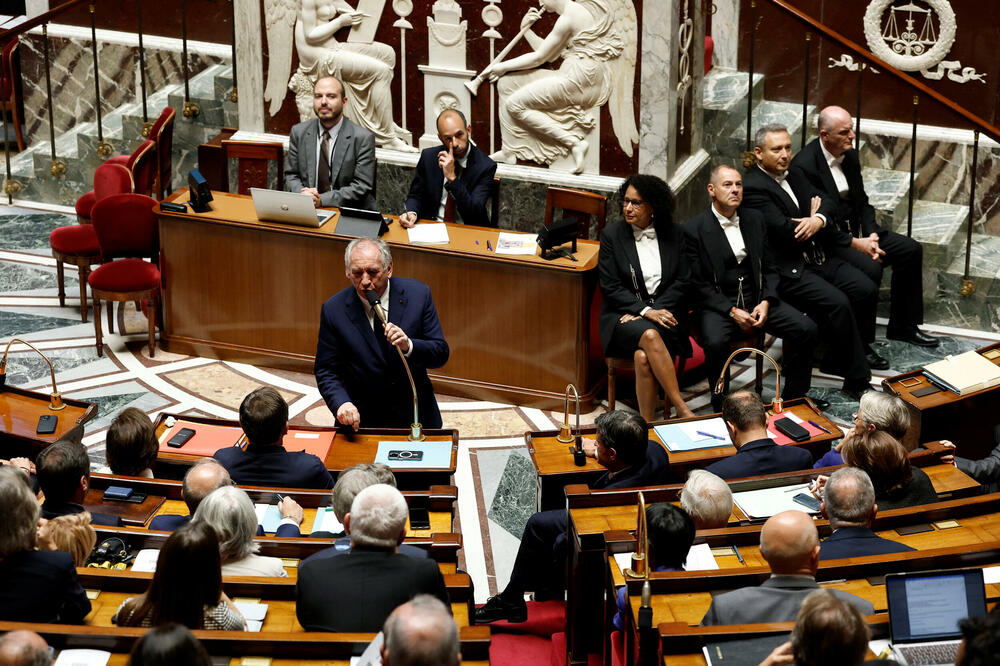 Bajru se obraća poslanicima uoči glasanja o povjerenju, Foto: Rojters