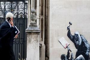 Novi Benksijev mural na Kraljevskom sudu pravde: Sudija udara...