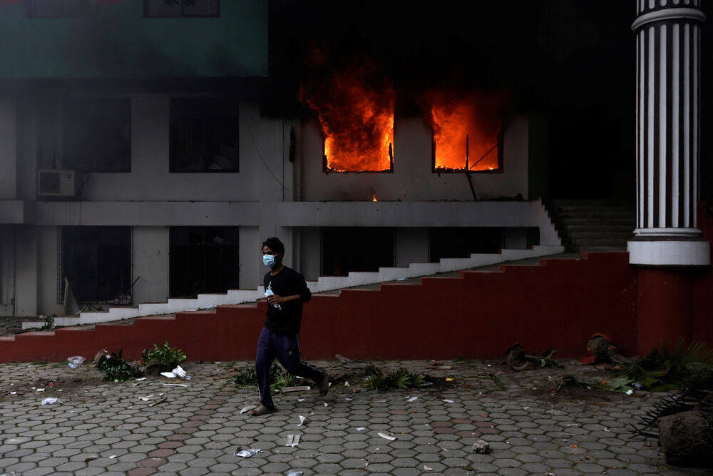 <p>Demonstranti su palili gume na nekim putevima, gađali kamenicama policajce u opremi za razbijanje demonstracija i jurili ih kroz uske ulice, dok su neki posmatrali i snimali sukobe mobilnim telefonima, dok se gust crni dim dizao ka nebu</p>  <p>Svjedoci su takođe rekli da demonstranti pale kuće nekih političara u Katmanduu, a lokalni mediji su izvijestili da su pojedine ministre helikopteri vojske evakuisali na sigurno. Rojters nije mogao odmah da potvrdi te informacije</p>