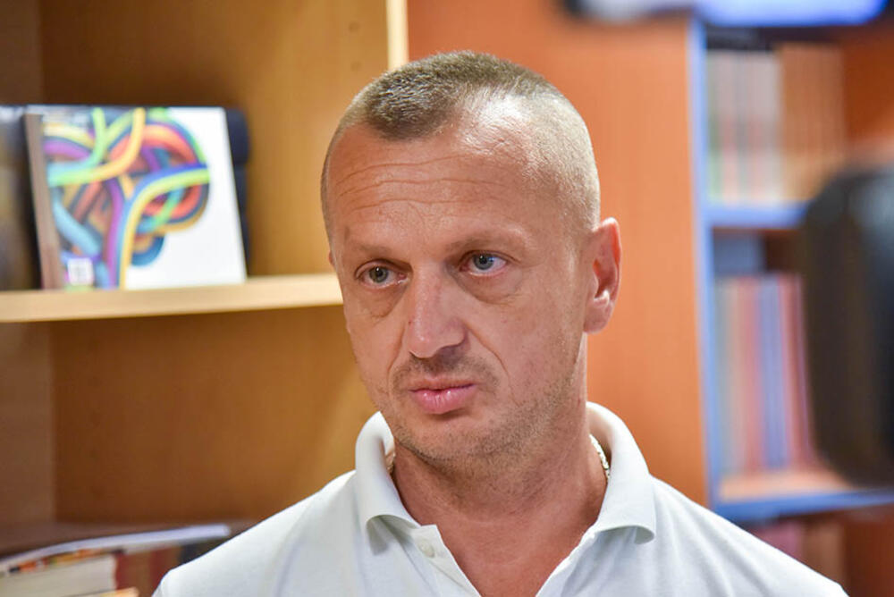 <p>Iz Privredne komore Crne Gore (PKCG) je saopšteno da su sertifikate uručili potpredsjednik Privredne komore Dragan Kujović, direktor Srednje građevinsko-geodetske škole, Mirko Šćekić i direktor Sektora za obrazovanje i kvalitet u PKCG, Mladen Perazić</p>