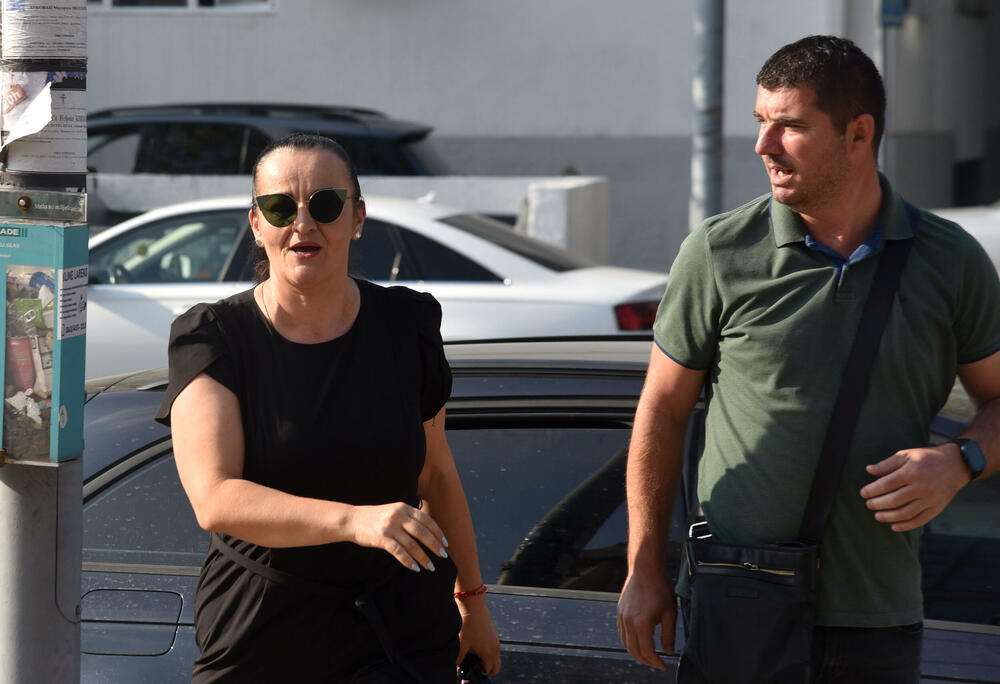 <p>Tekstovi koji su predmet postupka protiv novinarke "Vijesti" Jelene Jovanović objavljeni su u novembru 2023. godine, a predmet koji se vodi protiv bivše predsjednice Vrhovnog suda Vesne Medenice je javan od oktobra 2022.</p>