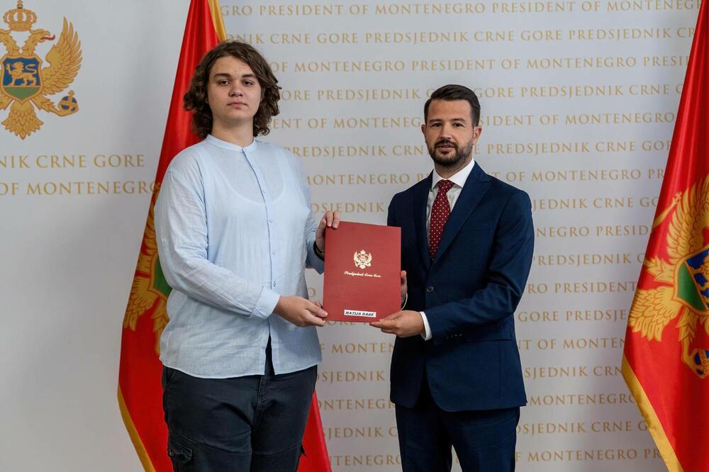 <p>Na javni poziv za stipendije stiglo je 57 prijava mladih koji svojim zalaganjem i rezultatima predstavljaju budućnost Crne Gore. Komisija je, na osnovu jasno definisanih kriterijuma, odabrala 10 najboljih</p>