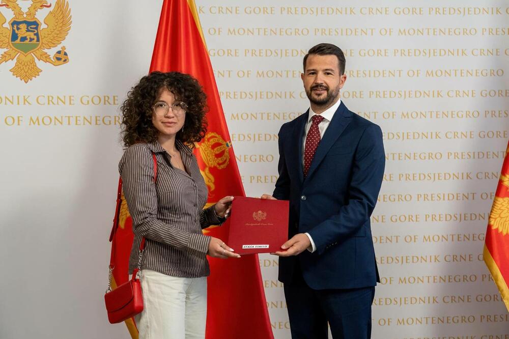 <p>Na javni poziv za stipendije stiglo je 57 prijava mladih koji svojim zalaganjem i rezultatima predstavljaju budućnost Crne Gore. Komisija je, na osnovu jasno definisanih kriterijuma, odabrala 10 najboljih</p>