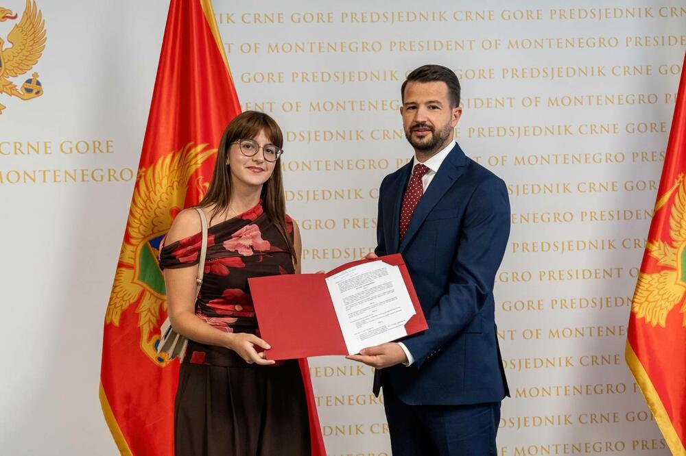 <p>Na javni poziv za stipendije stiglo je 57 prijava mladih koji svojim zalaganjem i rezultatima predstavljaju budućnost Crne Gore. Komisija je, na osnovu jasno definisanih kriterijuma, odabrala 10 najboljih</p>