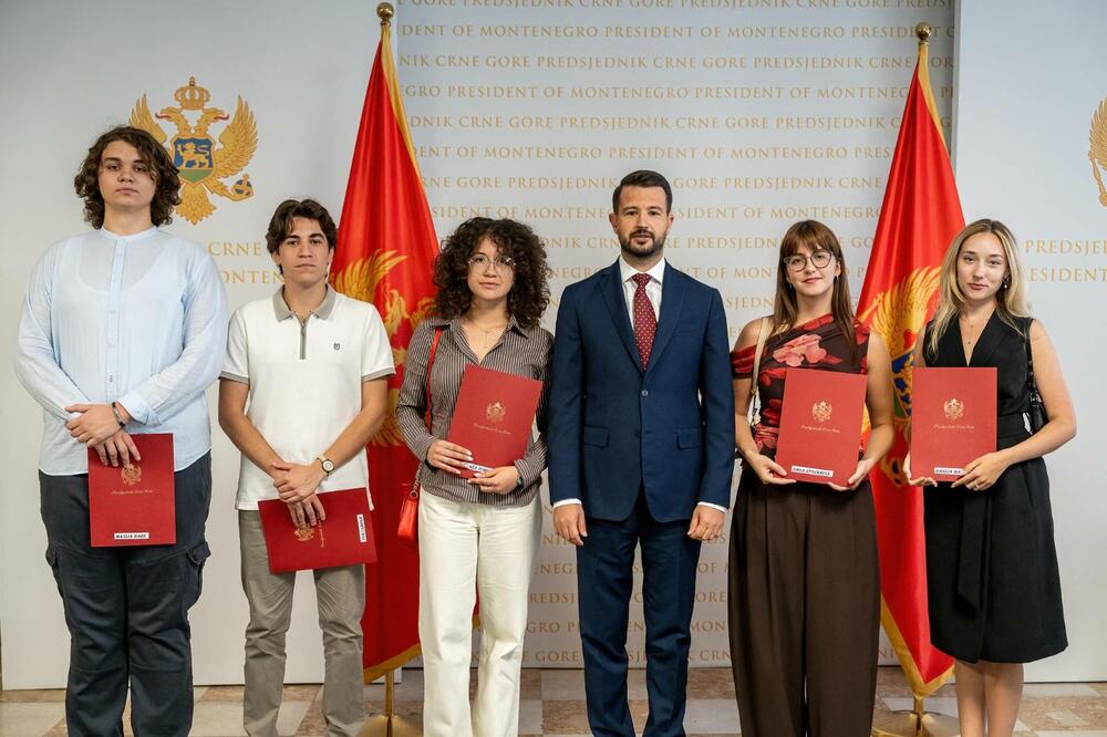 <p>Na javni poziv za stipendije stiglo je 57 prijava mladih koji svojim zalaganjem i rezultatima predstavljaju budućnost Crne Gore. Komisija je, na osnovu jasno definisanih kriterijuma, odabrala 10 najboljih</p>