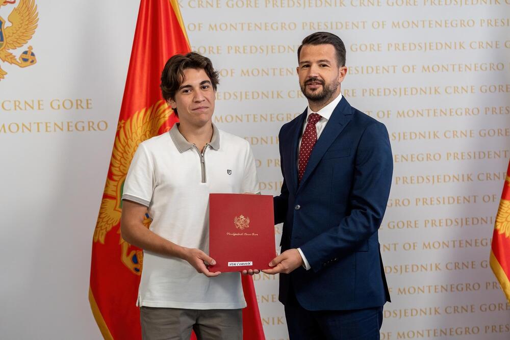 <p>Na javni poziv za stipendije stiglo je 57 prijava mladih koji svojim zalaganjem i rezultatima predstavljaju budućnost Crne Gore. Komisija je, na osnovu jasno definisanih kriterijuma, odabrala 10 najboljih</p>