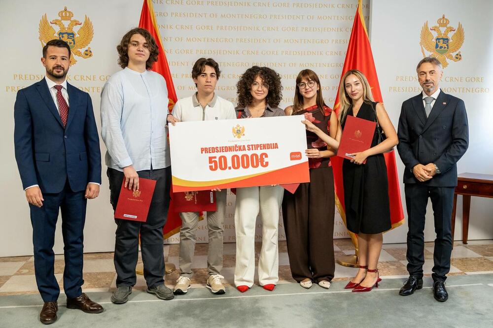 <p>Na javni poziv za stipendije stiglo je 57 prijava mladih koji svojim zalaganjem i rezultatima predstavljaju budućnost Crne Gore. Komisija je, na osnovu jasno definisanih kriterijuma, odabrala 10 najboljih</p>