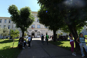 Gimnaziji "Slobodan Škerović" blokada računa zbog nezakonitih...