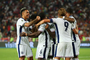 Debakl Srbije, Englezi se poigravali u Beogradu i dali peticu...