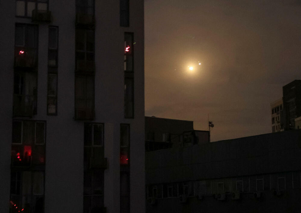 <p>Premijer Donald Tusk izjavio je da operacije i dalje traju i da je u "stalnom kontaktu" sa generalnim sekretarom NATO-a Markom Ruteom</p>  <p>Tusk je sazvao hitnu sjednicu Savjeta ministara za osam sati ujutro, saopštio je portparol vlade</p>