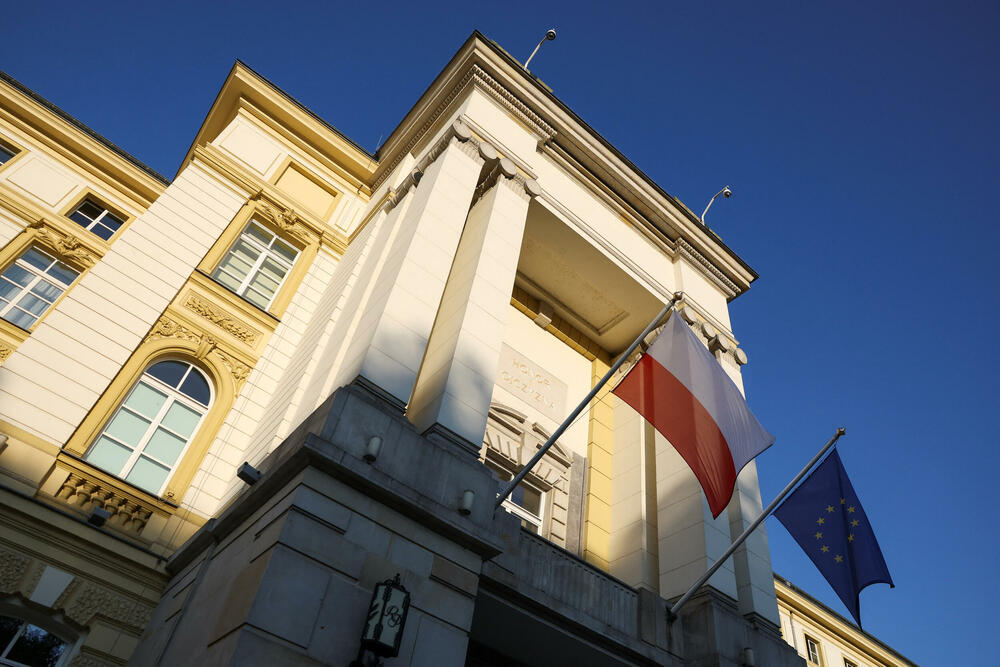 Poljska i zastava Evropske unije vijore se ispred Kancelarije premijera Poljske, uoči vanredne sjednice vlade, nakon povreda poljskog vazdušnog prostora tokom ruskog napada na Ukrajinu