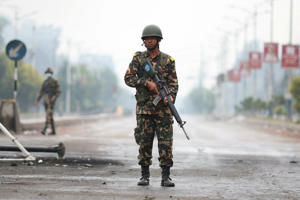 <p>"Danas je mirno, vojska je svuda na ulicama", rekao je za Frans pres vojnik koji patrolira pored blokade</p>