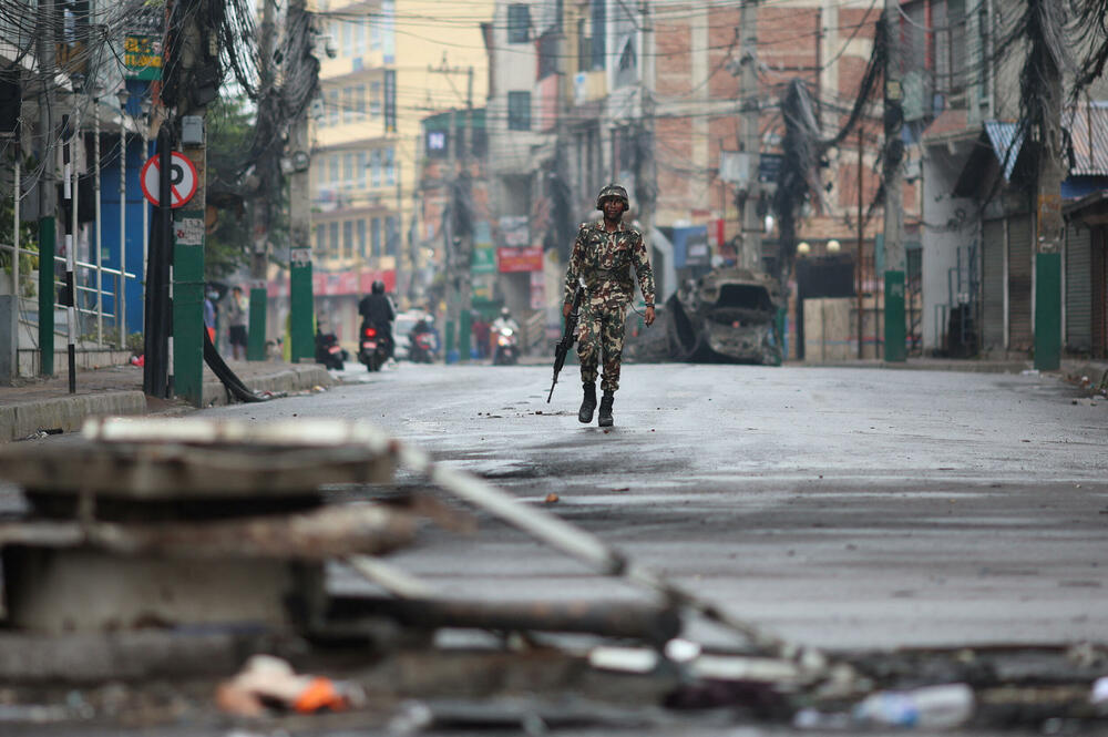 <p>"Danas je mirno, vojska je svuda na ulicama", rekao je za Frans pres vojnik koji patrolira pored blokade</p>