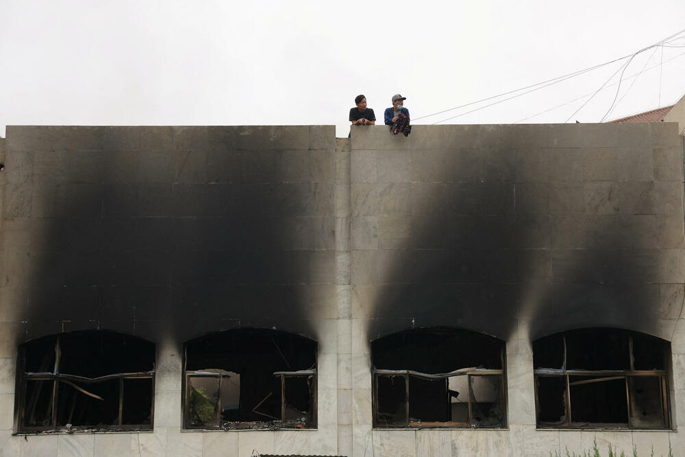 <p>"Danas je mirno, vojska je svuda na ulicama", rekao je za Frans pres vojnik koji patrolira pored blokade</p>
