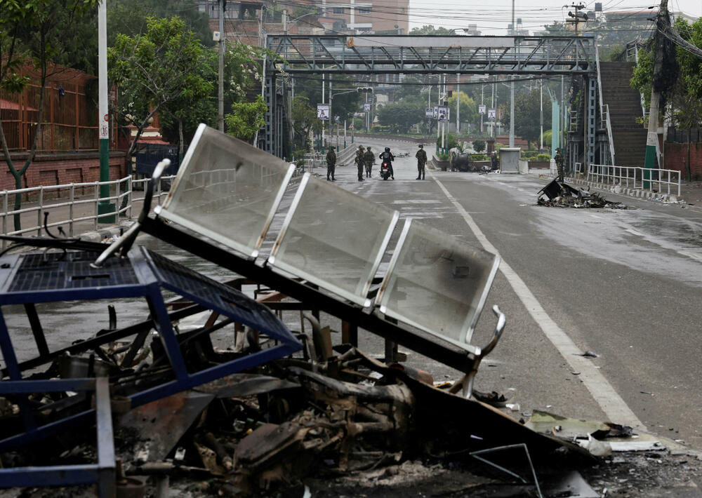 <p>"Danas je mirno, vojska je svuda na ulicama", rekao je za Frans pres vojnik koji patrolira pored blokade</p>