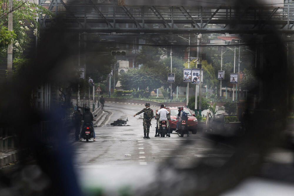 <p>"Danas je mirno, vojska je svuda na ulicama", rekao je za Frans pres vojnik koji patrolira pored blokade</p>