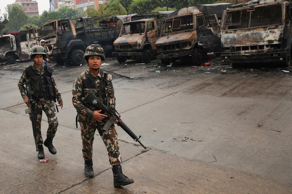 <p>"Danas je mirno, vojska je svuda na ulicama", rekao je za Frans pres vojnik koji patrolira pored blokade</p>