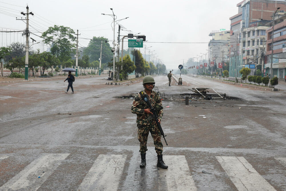 <p>"Danas je mirno, vojska je svuda na ulicama", rekao je za Frans pres vojnik koji patrolira pored blokade</p>