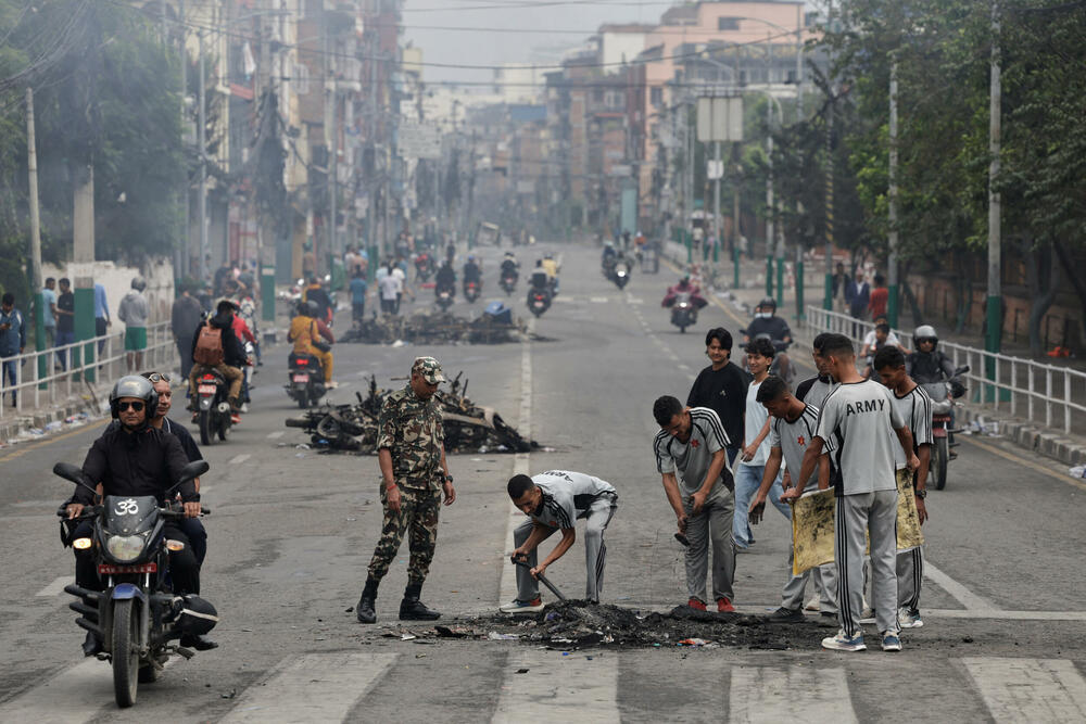 <p>"Danas je mirno, vojska je svuda na ulicama", rekao je za Frans pres vojnik koji patrolira pored blokade</p>