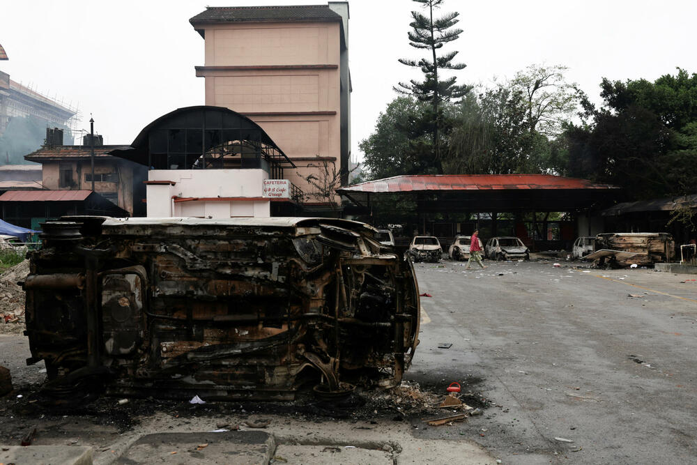 <p>"Danas je mirno, vojska je svuda na ulicama", rekao je za Frans pres vojnik koji patrolira pored blokade</p>